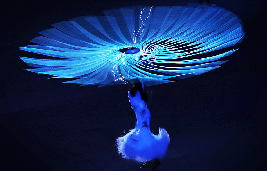 A luminous dancer at the opening ceremony © Fredrik von Erichsen/dpa
